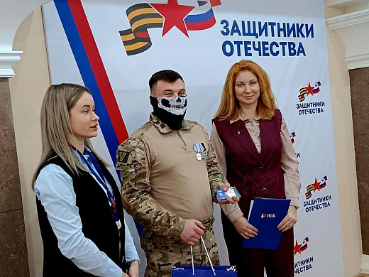 ПСБ и Фонд «Защитники Отечества» вручили ветеранам СВО в Иванове совместные платежные карты